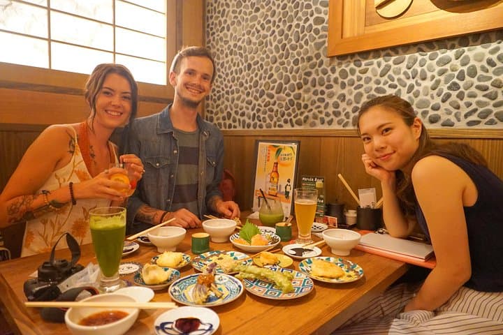 Kyoto Night Foodie Tour in Gion (9+ dishes + 6 Sake tastings)