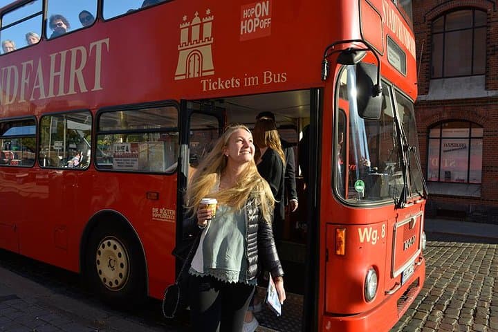 סיור תיירים חופשי-חופשי במבורג על אוטובוס אדום דו-קומתי