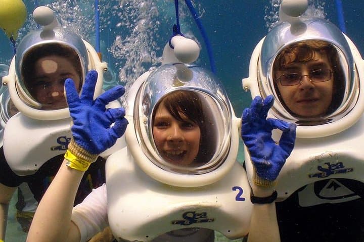 צלילת קסדת סי טרק בפארק הים Coral World