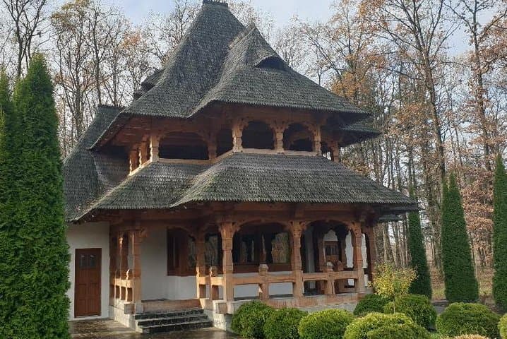 ספנטה וטיול הליכה בבית הקברות העליז