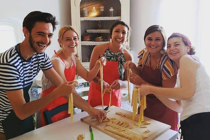 בישול אותנטי עם מקומיים: ארוחה, יין ונופים ציוריים