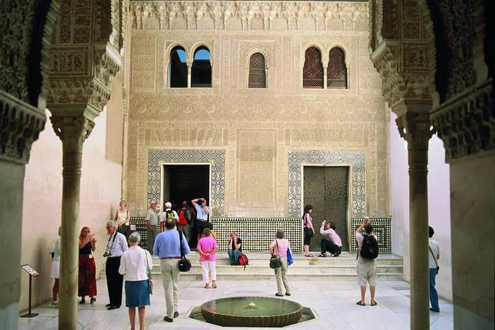 אלhambra מלאה: כרטיס דלג על התור לארמון הנזרי ולגנרליפה עם מדריך.