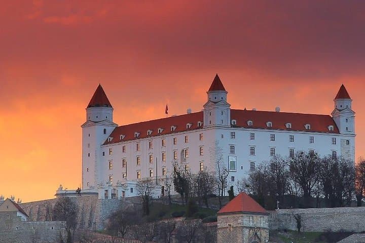 Bratislava walk tour with bonuses and castle 3€ + Tip, kids free