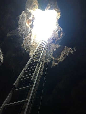 סיור במערות עם מדריך מקומי