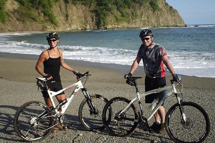 סיור אופניים בחוף לוס פריילס ובקהילת אגואה בלנקה