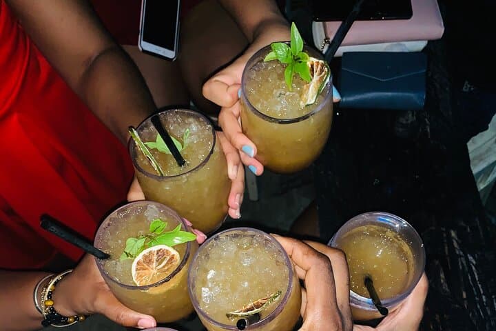 סיור לילה בלעדי | ברים ומועדונים, קזינו | מהה, סיישל | 4 שעות