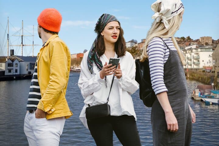 חיפוש אוצרות מהנה וגמיש מסביב לבריסטול עם רמזים מיסתוריים ופנינים מוחבאות