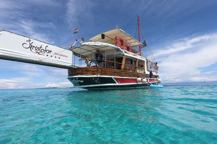 טיול פיקניק דגים על סירת כריסטופר