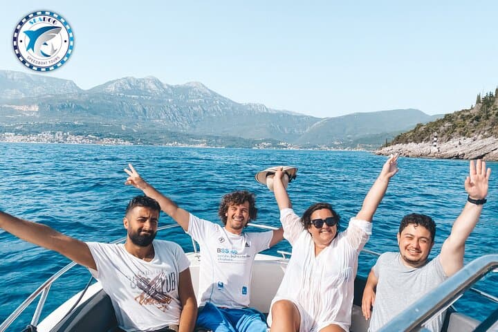 מערת הכחול, אי מאמולה, מנהרות צוללות וגברתנו של הסלעים (3 שעות)