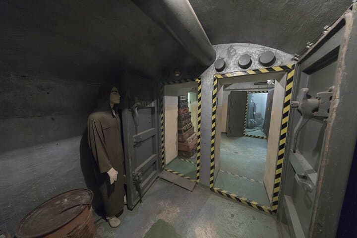 סיור בהיסטוריה של הקומוניזם בפראג ובמקלט גרעיני