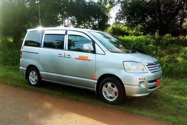 הסעה חד כיוונית משדה התעופה למלון שנמשכת כעשרה דקות נסיעה