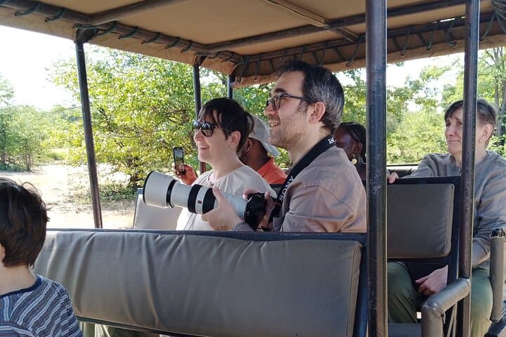 נסיעת ספארי עם הליכה קצרה עם קרנף לבן