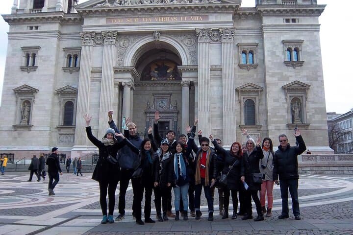 סיור הליכה באתרי הנצחה בעיר בודפשט במשך שעתיים