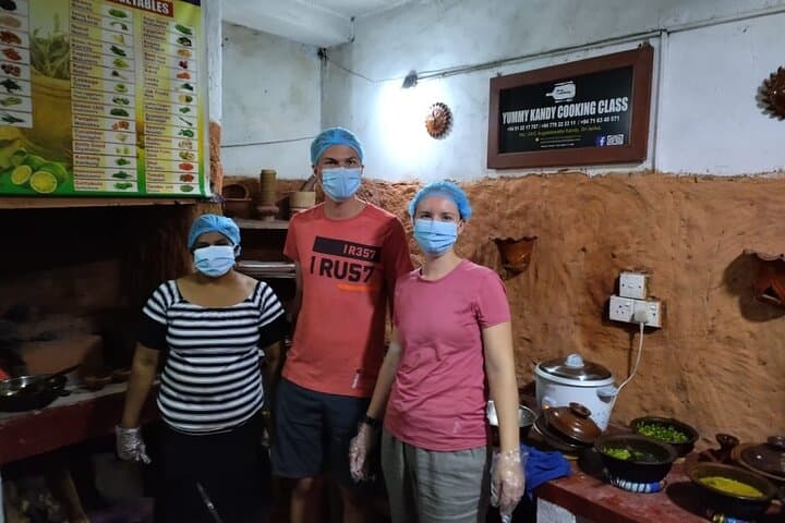 שיעור בישול סרי לנקי מסורתי פרטי בקנדי עם העברות מהמלון