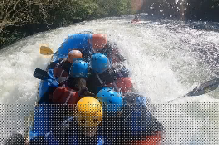 ראפטינג במים סוערים נהדר באגם דיסטריקט שבבריטניה