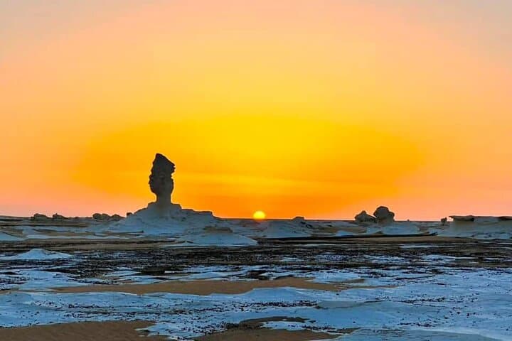 טיול קמפינג במדבר הלבן והמדבר השחור 2 ימים ולילה אחד מקהיר