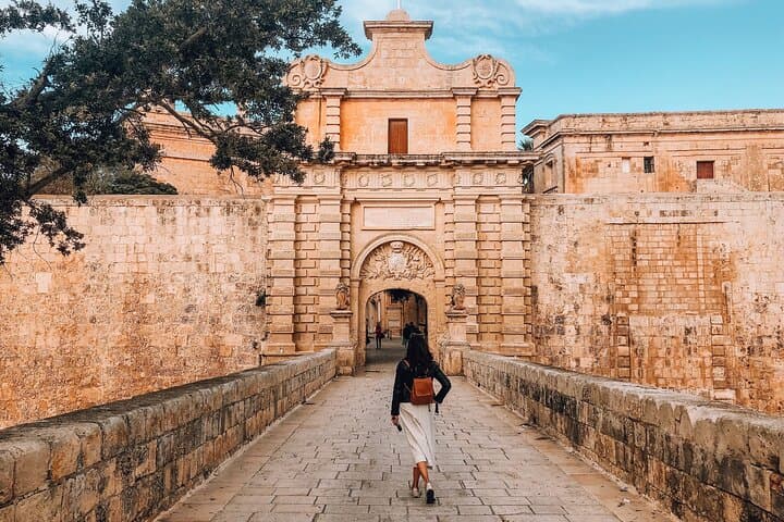 סיור מודרך של חצי יום במדיינה, צוקי דינגלי וגני סן אנטואן