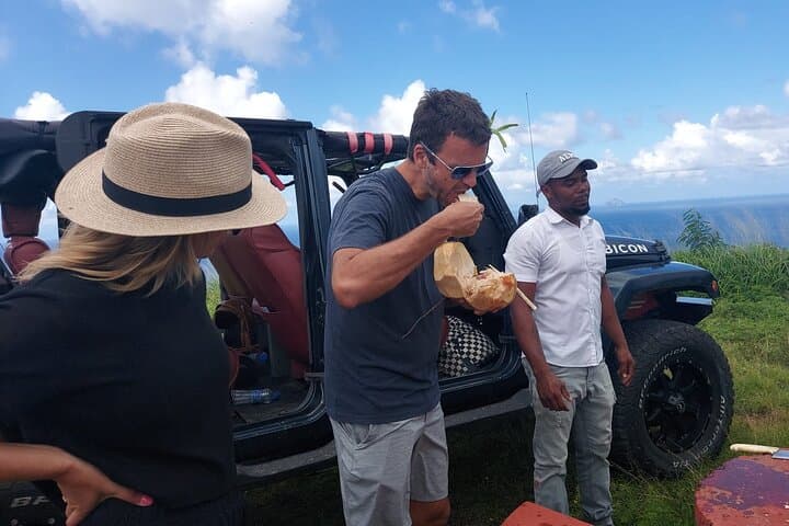 טיול שטח פרטי בג'יפ CMV במונסראט