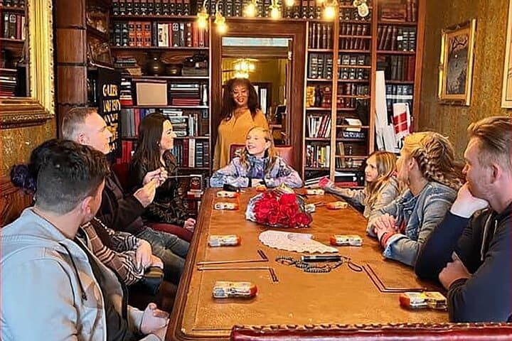 סיור ההיסטוריה הרדופה של סביליה פנסקולה עם ארוחה