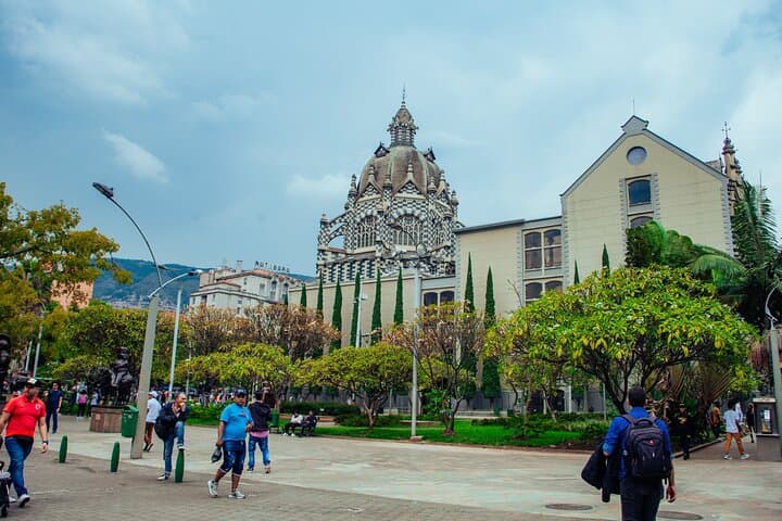 סיור בעיר מדיאן + קומונה 13 + גרפי טור פיסה ליום