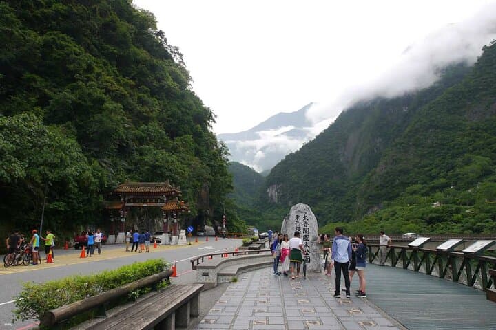 Taroko, Qingshui Cliffs: Liyu Lake & Hualien Sugar Factory Tour
