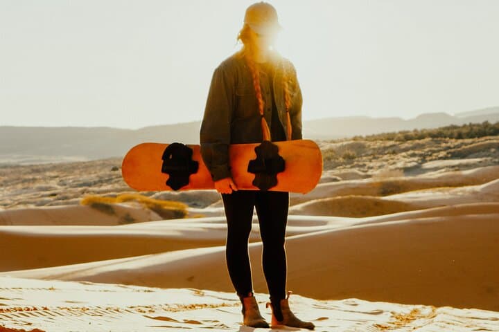 טיול דיונות עם UTV וגלישה בדיונות החול הורודות