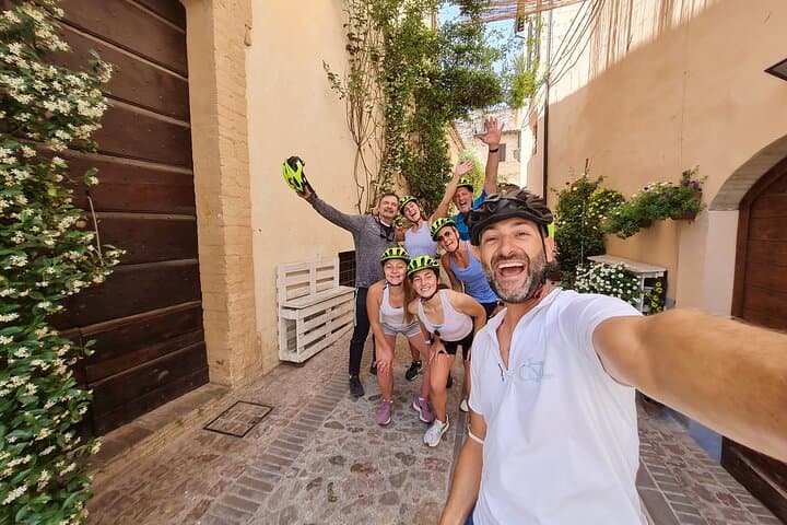 Spello E-Bike & Wine Tour with Scenic Winery Lunch