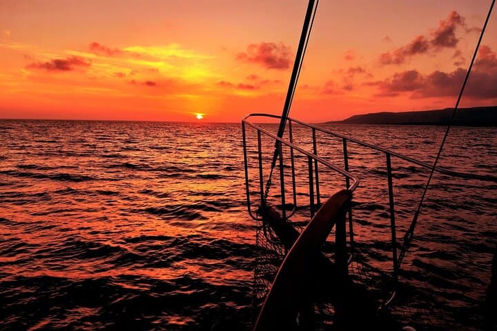 שייט שקיעה המלכה דבורה עם עצירות לשחיה וארוחת ערב