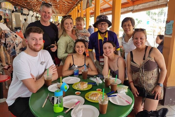 Small Group: Michelin and Local Hawker Food Tour with 9 tastings
