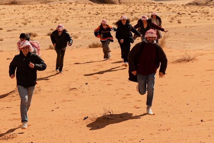 טיול ג'יפים של יום שלם עם לינה במחנה בדואי! (כל הארוחות כלולות)