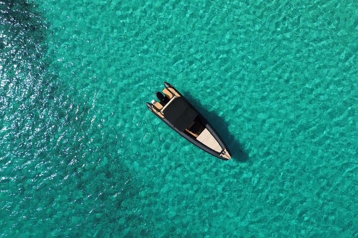 גלה אוצרות נסתרים סביב פרוס | סיור סירה פרטי