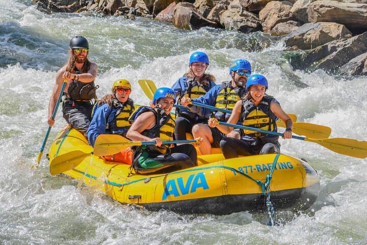 ראפטינג במים סוערים במפלי זהב קלאיר קריק מעידאו ספרינגס