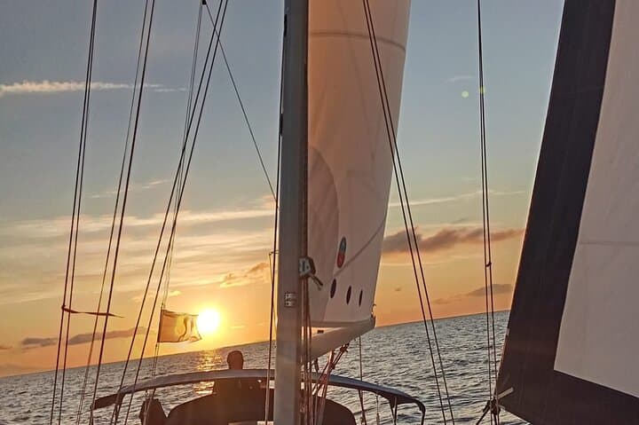 סיור לאיים של הארכיפלג לן מדלנה בסירת מפרש.