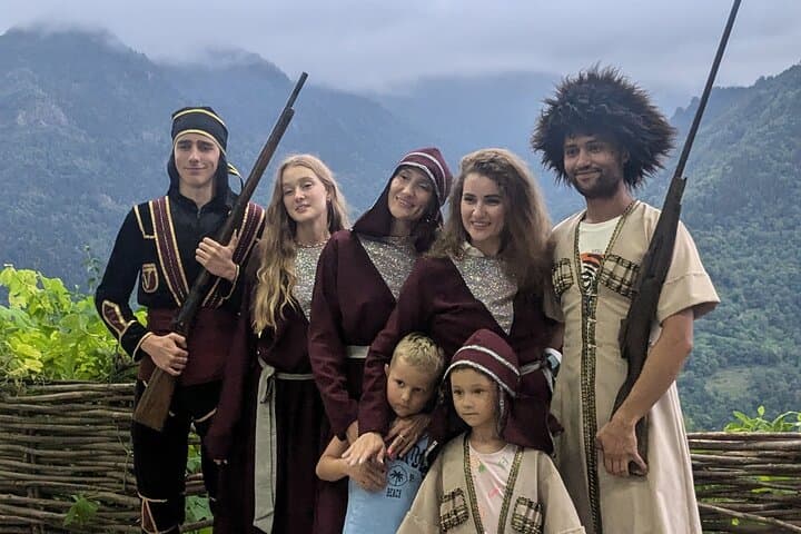 סיור פרטי בהר אדג'רה עם חגיגה גאורגית מסורתית