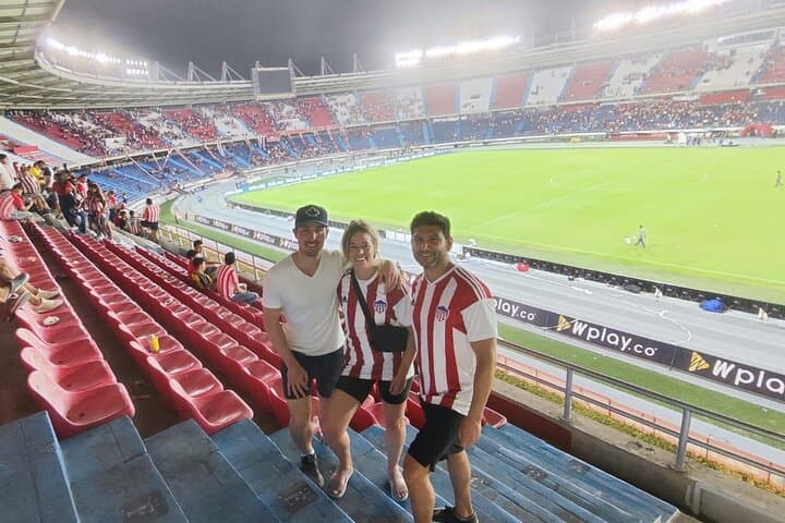 כדורגל באצטדיון המטרופולין עם אוהדים מקומיים.