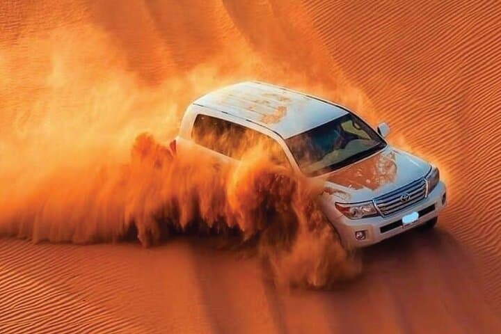 ספארי מדבר VIP רכיבת גמלים, סקייטבורד חול וארוחת ערב ברביקיו.