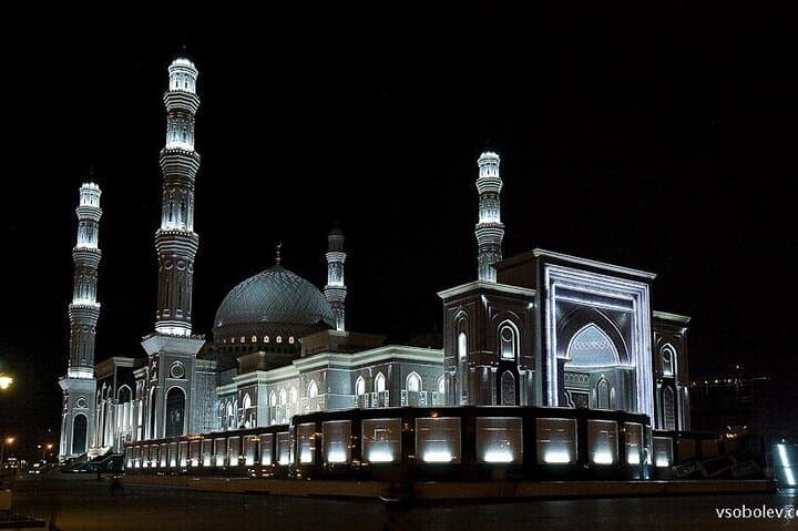 סיור לילי מודרך באסטנה ברכב פרטי