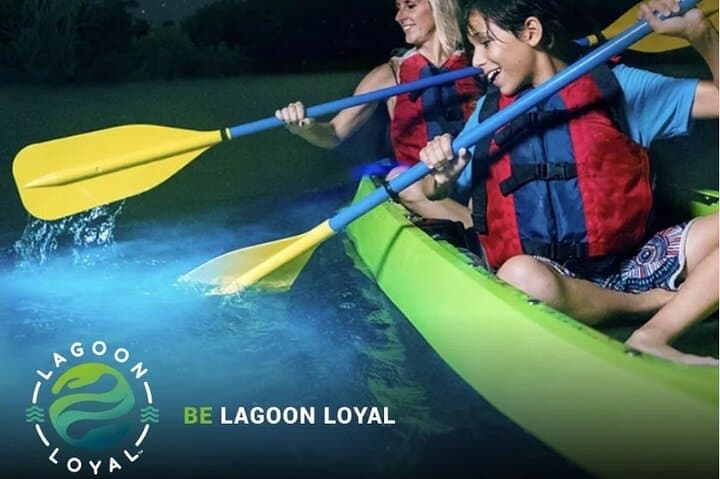 סיור קיאקים בלילה ביולומינציה בחוף קוקו