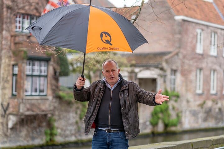 סיור הליכה היסטורי של שעתיים בברוז' עם פרלין כלול.