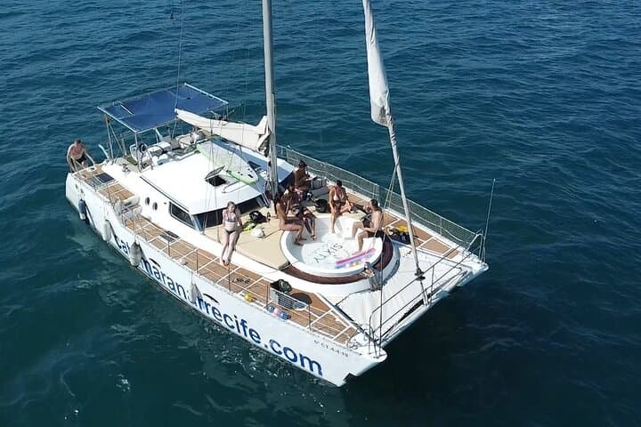 סיור קאטמרן של שעתיים עם ג'קוזי ורחצה בים