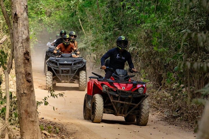 שחייה בצנוטה נסתרת והרפתקת ATV בג jungle עם תחבורה.