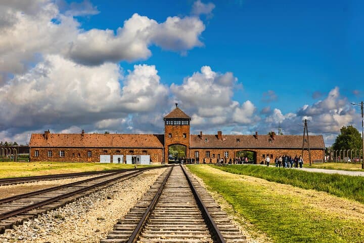 Krakow: Auschwitz-Birkenau Guided Tour with Ticket and Transfer