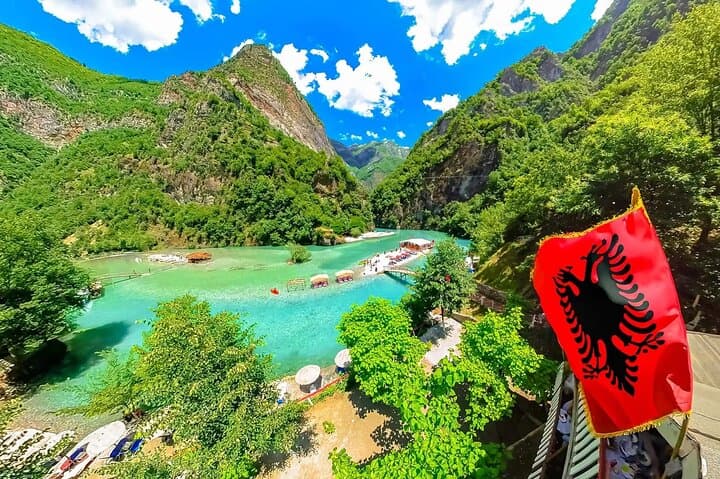 טיול יומי משקודר לאגם קומני וטיול בסירת נהר שאלה