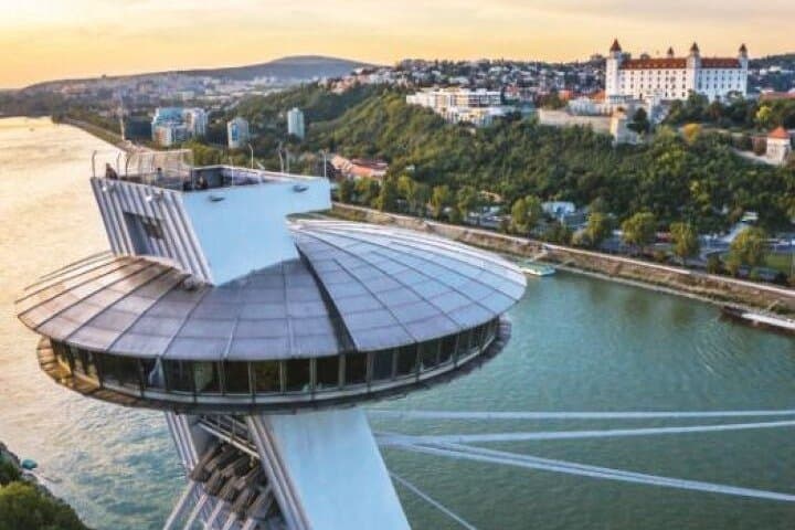 סיור חוצנים וכנסיית הכחול וסיור טירות גדולות בשילוב