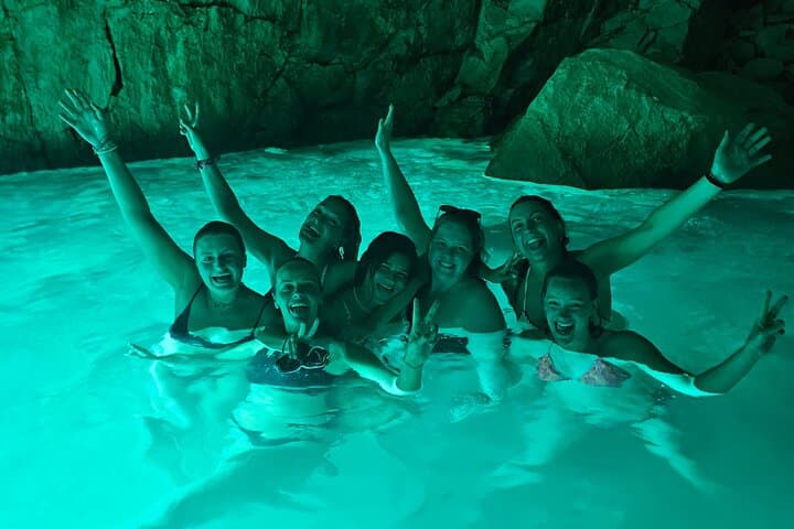 סיורי סירות במערת היהלומים הכחולה ובמפרץ גרמה, וולורה