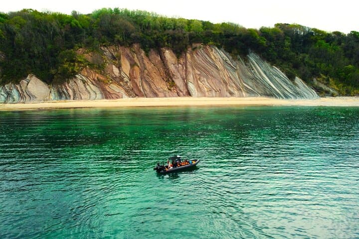 חקור את היופי הפראי של חוף הבסקים בסירה