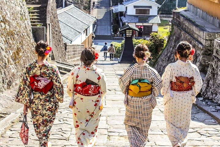 Kimono Walk and Tea ceremooy and sake in Historic Kitsuki Castle