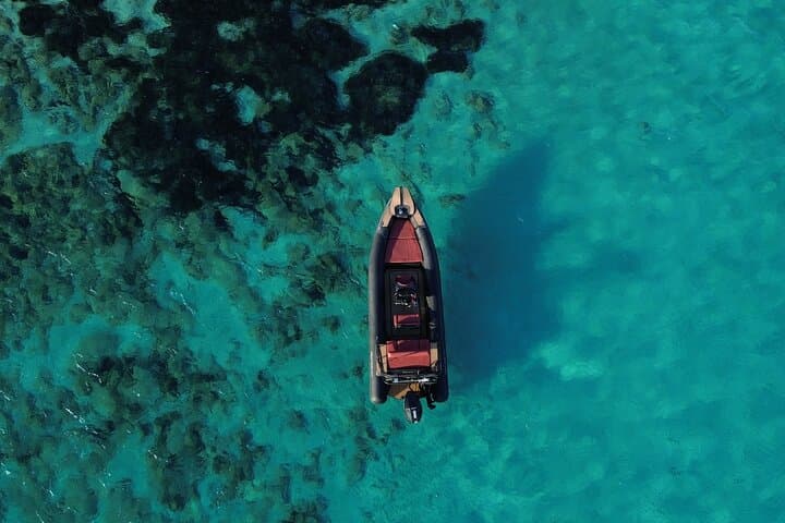 אודיסיאה באנטיפארוס: מערות, לגונה כחולה ושיקולים חופיים | סיור בסירה