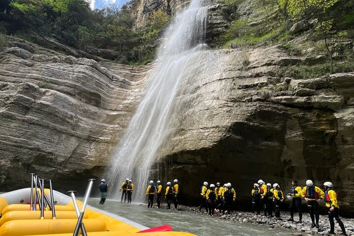 רפטינג/צינורות נהר בקניון אוסומי.
