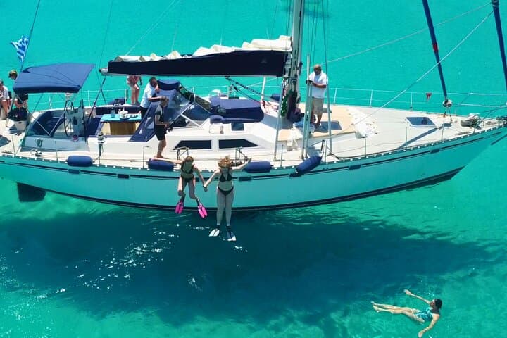 קוס: שייט יום מלא בקבוצה קטנה עם ארוחה, משקאות ושחייה